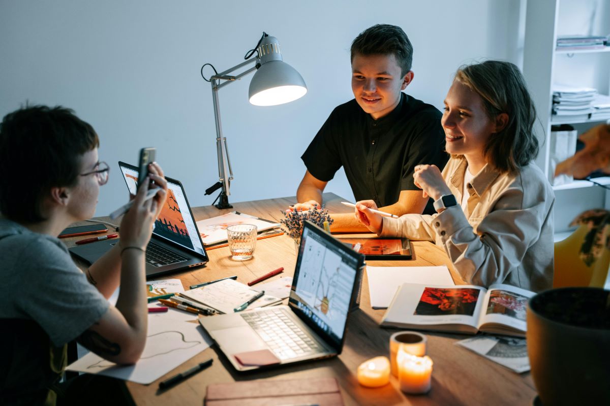 Personas trabajando duro para que nuestra empresa sea mejor cada día